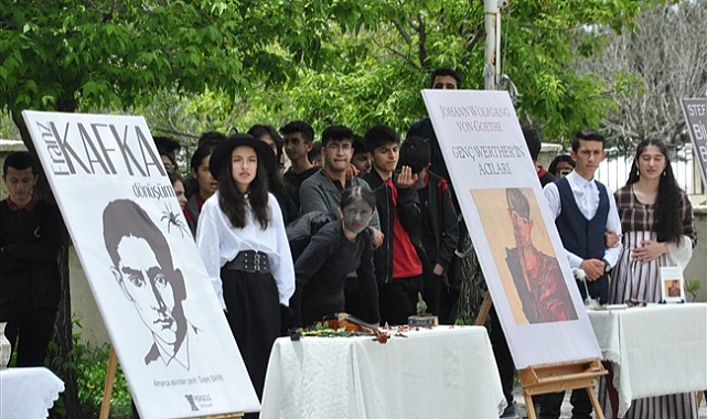 Kars'ta liseliler roman kahramanlarını canlandırdı