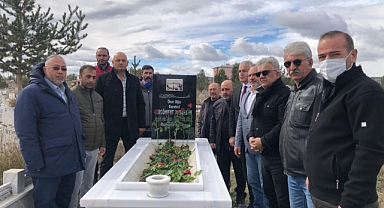 Merhum Gazeteci Ercüment Daşdelen mezarı başında dualarla anıldı
