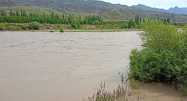 Aras Nehri coşkun akıyor