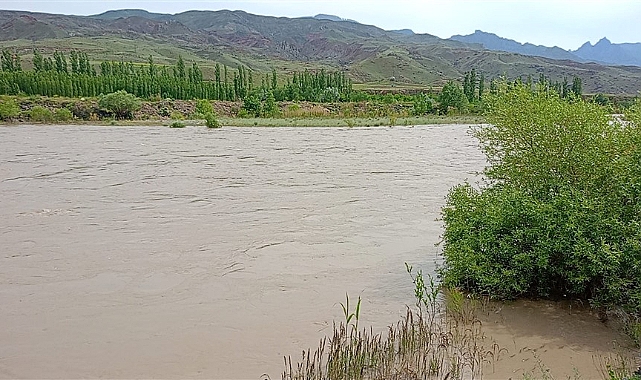 Aras Nehri coşkun akıyor