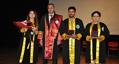Kafkas Üniversitesinde mezuniyet coşkusu