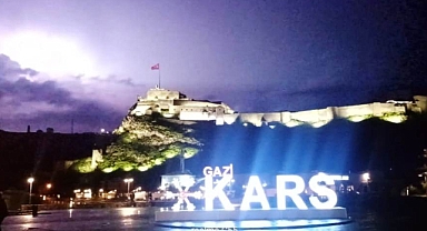 Kars semalarında gök gürültülü görsel şölen