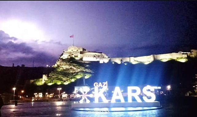Kars semalarında gök gürültülü görsel şölen