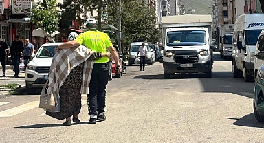 Kars'ta trafik polisinden yaşlı kadına şefkat eli 
