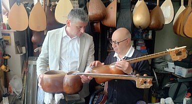 Müdür Yığcı, Salih Şahin’i tar atölyesinde ziyaret etti