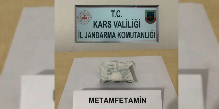 Kars’ta 11 gram esrar yakalandı