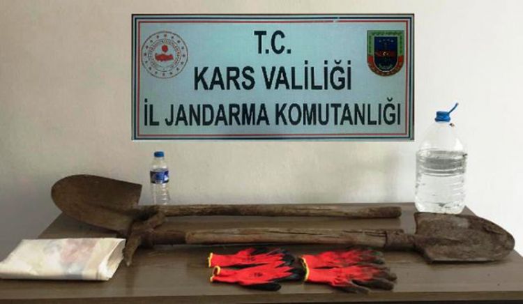 İzinsiz kazı yapan iki şahıs jandarmadan kaçamadı