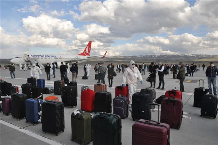 Malta’dan Kars’a gelen 104 Türk vatandaşı Türk bayrakları ve “Türkiyem” isimli türkü ile karşılandı