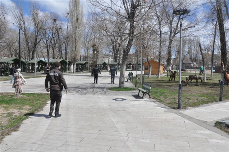 Kars’ta polisler parklara girenleri geri gönderiyor