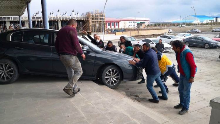 Dalgın sürücü acil servisin merdivenlerden inince!