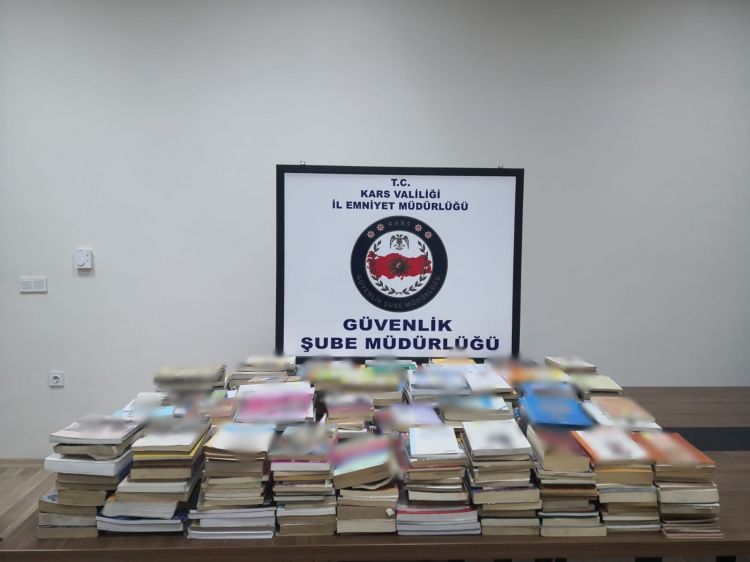 Kars’ta yüzlerce bandrolsüz kitap yakalandı