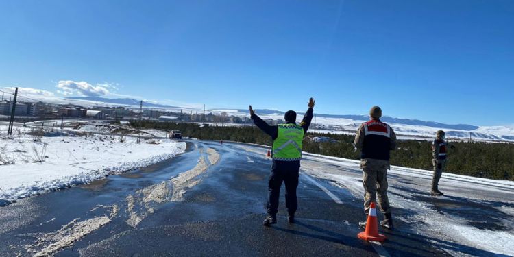 Jandarma kış lastiği denetimi yaptı