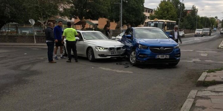 Trafik kazası: iki araç çarpıştı