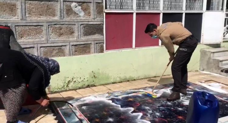 Teyzenin yardımına bekçi koştu