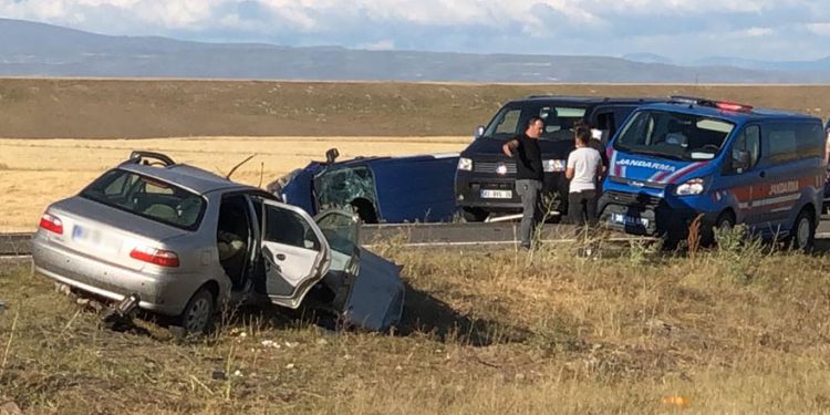 Kars-Ardahan yolunda trafik kazası: 1 ölü, 2 yaralı
