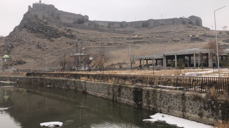 Kars Çayı’nın buzları erken çözüldü